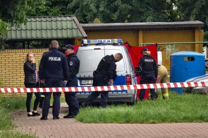 La policía trabaja en una escena del crimen cubierta con una carpa en Biala Podlaska