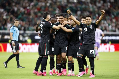 Luis Romo celebra su gol con el resto de la selección mexicana.