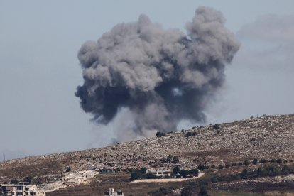 Una fotografía tomada en la región libanesa meridional de Marjayoun muestra humo elevándose tras un ataque aéreo israelí