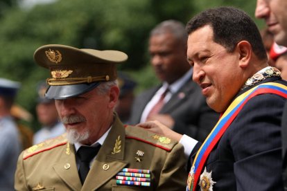 Ramiro Valdés y Hugo Chávez, ambos ahora fallecidos, en 2009.