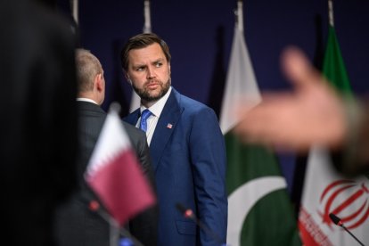 Vance, observa antes de una reunión cuadrilateral entre Estados Unidos, Irán, Pakistán y Qatar en el complejo hotelero de lujo Burgenstock
