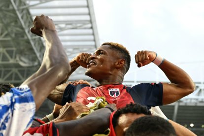 El delantero Cabo Verde Helio Varela celebra con sus compañeros tras marcar el segundo gol de su equipo durante el partido de fútbol del Grupo H del Mundial de 2026 entre Uruguay y Cabo Verde, disputado en el Miami Stadium de Miami Gardens el 21 de junio de 2026.  (Foto de CHANDAN KHANNA / AFP)