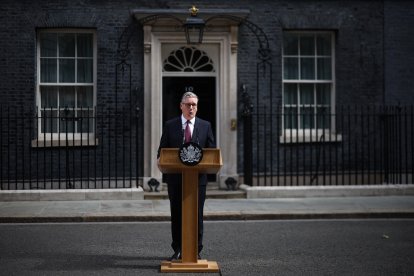 El primer ministro británico, Keir Starmer, hace una declaración sobre su futuro frente al número 10 de Downing Street la mañana del 22 de junio de 2026, en Londres. Según informan los medios de comunicación británicos, el primer ministro Keir Starmer, que se encuentra en una situación delicada, dará a conocer sus planes para dimitir este lunes, el mismo día en que se espera que su probable sucesor preste juramento como diputado.