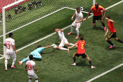 El portero iraní, Alireza Beiranvand, realiza una parada durante el partido de fútbol del Grupo G del Mundial de 2026 entre Bélgica e Irán, disputado en el Estadio de Los Ángeles, en Inglewood, el 21 de junio de 2026.  (Foto de Etienne Laurent / AFP)