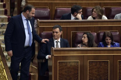 Socialist MP's Jose Luis Abalos Pedro Sanchez (L) greets the leader of Spanish Socialist Party PSOE, Pedro Sanchez during a no-confidence motion tabled by Spanish Socialist party at the Lower House of the Spanish Parliament in Madrid on May 31, 2018. Spanish Prime Minister Mariano Rajoy faces a no-confidence vote at the end of the week after a court ruled his governing Popular Party benefited for years from a large kickbacks-for-contracts scheme. (Photo by OSCAR DEL POZO / AFP)