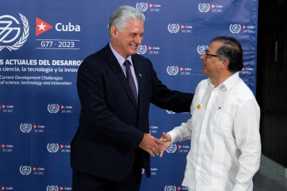 El presidente de Colombia, Gustavo Petro (derecha), es recibido por el dictador de Cuba, Miguel Díaz-Canel (Archivo)