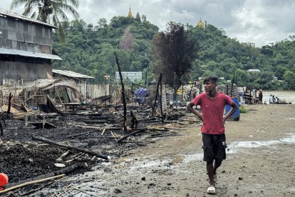 Un hombre camina junto a las ruinas de un edificio tras un ataque aéreo (Archivo)