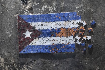 Un mosaico de la bandera cubana deshecha por el tiempo (Archivo)