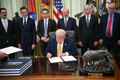 rump, firma una orden ejecutiva sobre computación cuántica en el Despacho Oval de la Casa Blanca