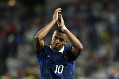 Kylian Mbappé celebra la victoria de Francia.