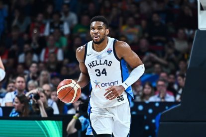34. Giannis Antetokounmpo, de Grecia, durante el partido por el tercer puesto del EuroBasket 2025 de la FIBA, disputado entre Grecia y Finlandia en el Xiaomi Arena el 14 de septiembre de 2025 en Riga, Letonia.