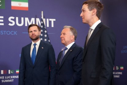 El vicepresidente JD Vance (izquierda), espera, junto al enviado especial del presidente, Steve Witkoff (centro), y al yerno de Trump, Jared Kushner, para reunirse con el primer ministro de Pakistán, Shehbaz Sharif (no aparece en la imagen), en el complejo hotelero de lujo Burgenstock, con vistas al lago de Lucerna, Suiza, el 21 de junio de 2026, antes de las conversaciones de alto nivel destinadas a impulsar un acuerdo para poner fin al conflicto de Oriente Medio. Estaba previsto que el 21 de junio de 2026 diera comienzo una nueva ronda de negociaciones sobre la guerra de Oriente Medio, con la llegada de los negociadores iraníes a la ciudad suiza anfitriona.