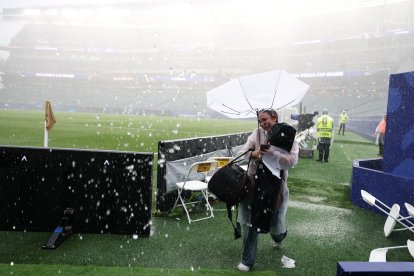 Tormenta durante el partido Francia-Irak en el Philadelphia Stadium