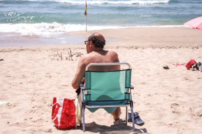 Una persona tomando el sol en la playa (Archivo)