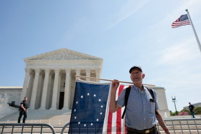 Un hombre durante una protesta frente a la Corte Suprema por temas de inmigración (Archivo)