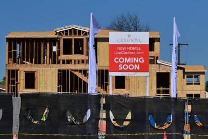 En Alhambra, California, el 19 de marzo de 2026, se puede observar una casa nueva en construcción.