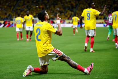 Daniel Muñoz, número 2 del ranking, celebra el primer gol de su equipo durante el partido de fútbol del Grupo K del Mundial 2026 entre Colombia y la República Democrática del Congo
