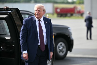 US President Donald Trump steps away from a vehicle as he makes his way to board Air Force One before departing from Reading Regional Airport (RDG) in Berks County, Pennsylvania on June 23, 2026. (Photo by Mandel NGAN / AFP)