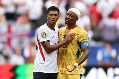 England's midfielder #10 Jude Bellingham (L) reacts with Ghana's forward #09 Jordan Ayew during the 2026 World Cup Group L football match between England and Ghana at the Boston Stadium in Foxborough on June 23, 2026.  (Photo by CHARLY TRIBALLEAU / AFP)