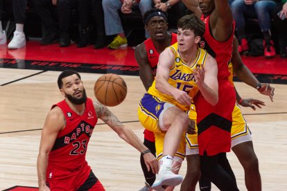TORONTO, ON, CANADA - December 07, 2022: Austin Reaves #15 of LA Lakers throws the ball to a partner during the Toronto Raptors vs LA Lakers NBA regular season game at Toronto, Ontario, Canadá - 7 de diciembre de 2022: Austin Reaves, número 15 de los Lakers de Los Ángeles, pasa el balón a un compañero durante el partido de la temporada regular de la NBA entre los Toronto Raptors y los Lakers de Los Ángeles, celebrado en el Scotiabank Arena de Toronto.