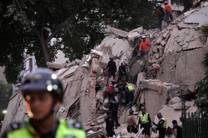 Los equipos de rescate evacuan a una persona herida de un edificio derrumbado tras un terremoto en Caracas