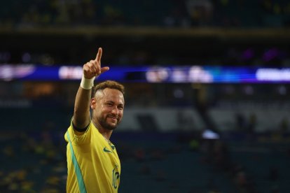Neymar al final del partido contra Escocia