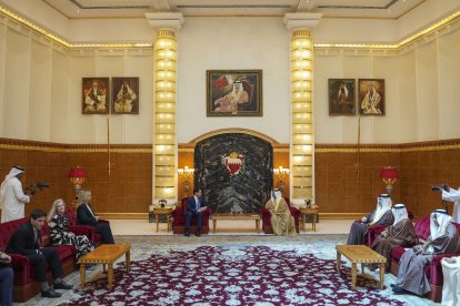 El secretario de Estado de EE. UU., Marco Rubio (izquierda), se reúne con el rey de Baréin, Hamad bin Isa al-Khalifa, durante su visita a Oriente Medio para debatir el acuerdo provisional entre EE. UU. e Irán con los aliados árabes del Golfo y para asistir a una reunión de los Estados miembros del Consejo de Cooperación del Golfo (CCG), celebrada en el Palacio de Al-Sakhir, cerca de Zallaq, el 25 de junio de 2026. El máximo representante diplomático de EE. UU., Marco Rubio, se encontraba en Baréin el 25 de junio, tras prometer a los aliados del Golfo que Washington protegería sus intereses mientras se busca alcanzar un acuerdo definitivo para poner fin a la guerra con Irán. Rubio se encuentra realizando una gira por la región para tranquilizar a los Estados del Golfo, que fueron blanco de los misiles y drones de Teherán durante el conflicto y vieron cómo sus cruciales envíos de petróleo y gas quedaban prácticamente interrumpidos por el bloqueo iraní del estrecho de Ormuz.