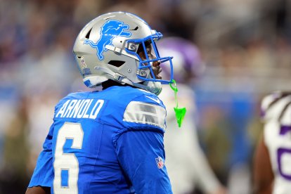 El cornerback Terrion Arnold (6) de los Detroit Lions