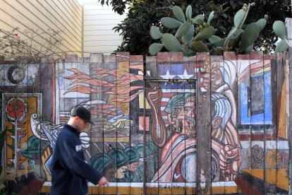 Una persona camina por las calles de San Francisco