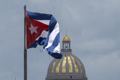 La bandera cubana ondea en el Malecón de La Habana, con el Capitolio al fondo (Files)