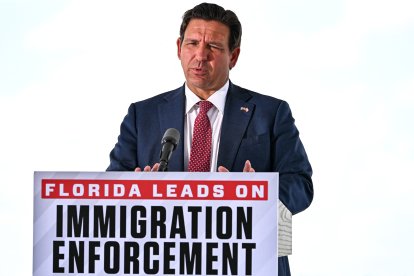 El gobernador de Florida, Ron DeSantis, habla durante una conferencia de prensa