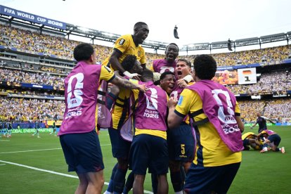 Gonzalo Plata celebra con sus compañeros el segundo gol de su equipo