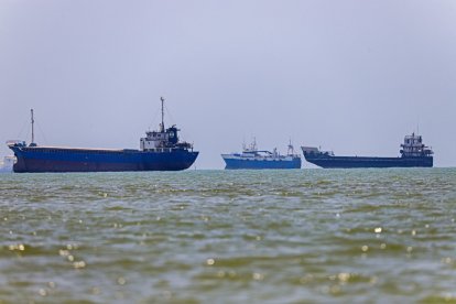 buques anclados en Bandar Abbas, a lo largo del estrecho de Ormuz