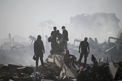 Los voluntarios en Venezuela hacen todo lo posible por rescatar personas entre los escombros