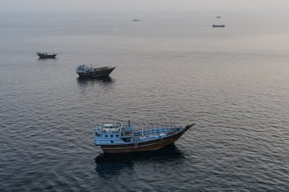 Embarcaciones al norte de Omán, cerca del estrecho de Ormuz
