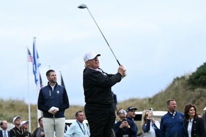 Donald Trump juga al golf en Aberdeenshire, Escocia/ Brendan Smialowski