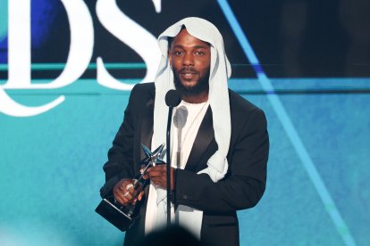 Kendrick Lamar con uno de los premios BET