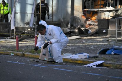 Policía trabaja fuera del edificio del Ministerio de Agricultura, donde se realizó una explosión controlada de una bomba