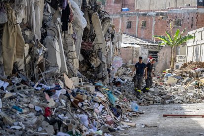 Miembros del 7.º Regimiento Francés de Entrenamiento e Intervención en Seguridad Civil realizan un reconocimiento en un edificio dañado en Catia La Mar, estado de La Guaira, Venezuela, el 29 de junio de 2026.