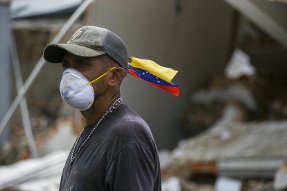 Voluntarios y residentes buscan supervivientes entre los escombros de edificios derrumbados en Caraballeda, estado de La Guaira, Venezuela.