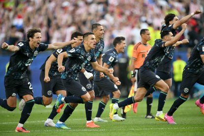 Los jugadores de Paraguay celebran tras ganar la tanda de penaltis