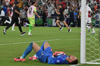 El portero de la selección de los Países Bajos, el número 01, Bart Verbruggen, reacciona tras la derrota en la tanda de penaltis durante el partido de la ronda de 32 del Mundial de 2026 entre los Países Bajos y Marruecos, disputado en el Estadio de Monterrey, en Guadalupe, el 29 de junio de 2026.