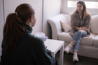 A female patient in a therapy session with her therapist (Files)
