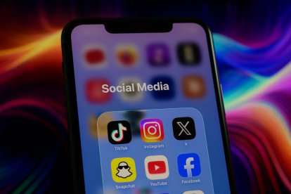 Un celular con aplicaciones de redes sociales, como TikTok, Instagram, X y Snapchat, entre otras (Archivo)