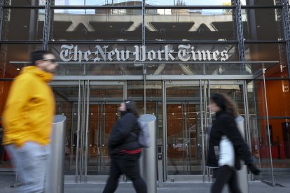 Personas pasando frente a la redacción de The New York Times en Nueva York