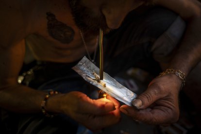 Persona consumiendo drogas químicas (Imagen de referencia)