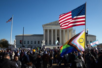El 4 de diciembre de 2024 se celebran manifestaciones frente al Tribunal Supremo mientras este examina un caso sobre la atención sanitaria de reafirmación de género para menores transgénero en Washington, D.C. El Tribunal está celebrando las vistas orales del caso Estados Unidos contra Skirmetti, que impugna la prohibición de Tennessee sobre la atención sanitaria transgénero para menores. La sentencia podría afectar a los 26 estados que tipifican como delito la atención sanitaria de reafirmación de género para menores.