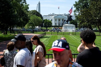 Personas caminan y toman fotografías en Lafayette Square