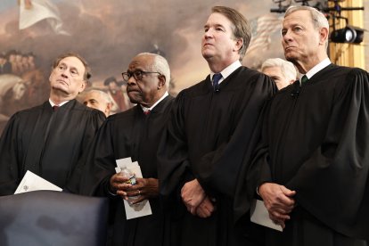 Los magistrados de SCOTUS Samuel Alito Jr., Clarence Thomas y Brett Kavanaugh, junto con el presidente del tribunal, John Roberts