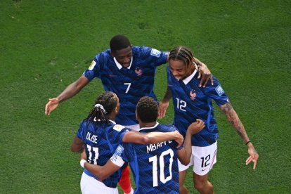 Kylian Mbappé, número 10, celebra el tercer gol de su equipo junto a Ousmane Dembélé, número 7, y Bradley Barcola